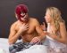 Hombre flash sentado preocupado discutiendo con su pareja por la eyaculación precoz