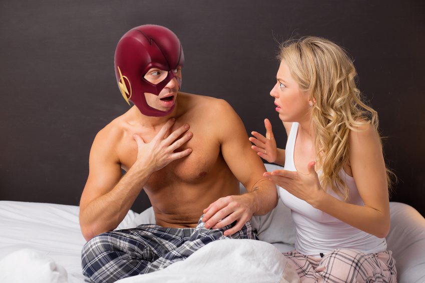 Hombre flash sentado preocupado discutiendo con su pareja por la eyaculación precoz